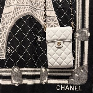 CHANEL White Quilted Crossbody phone case / credit cards holder